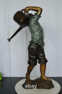 Jeune Garçon Tenant Un Arrosage Peut Bronze Fontaine Taille 25l X 17w X 41h