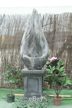 La Fontaine D'eau Contenue Autonome De Flamme Comportent La Statue En Pierre D'ornement De Jardin