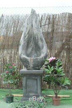 La Fontaine D'eau Contenue Autonome De Flamme Comportent La Statue En Pierre D'ornement De Jardin