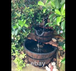 Pompe à eau de jardin de grande taille, fontaine extérieure avec cascade sur terrasse en bois, décoration.